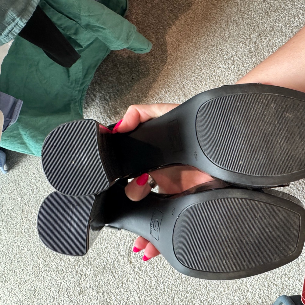 GBG Los Angeles Black Chunky Heel Sandals - Picture 2 of 2